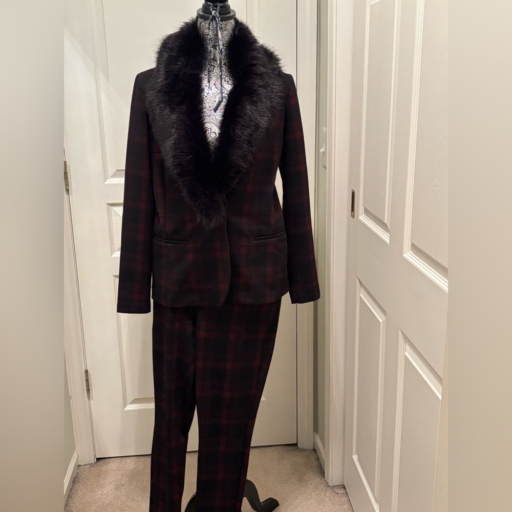 Liverpool suit with removable fur collar